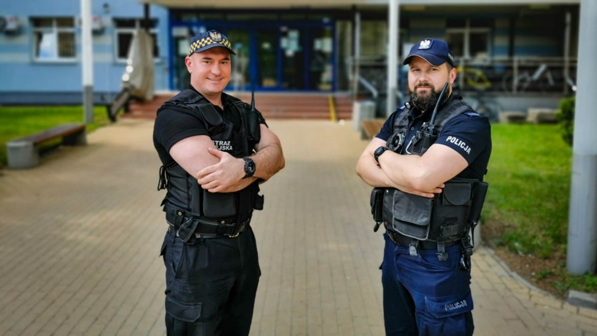 Policjant i strażnik miejski uratowali w Białymstoku psa zamkniętego w aucie
