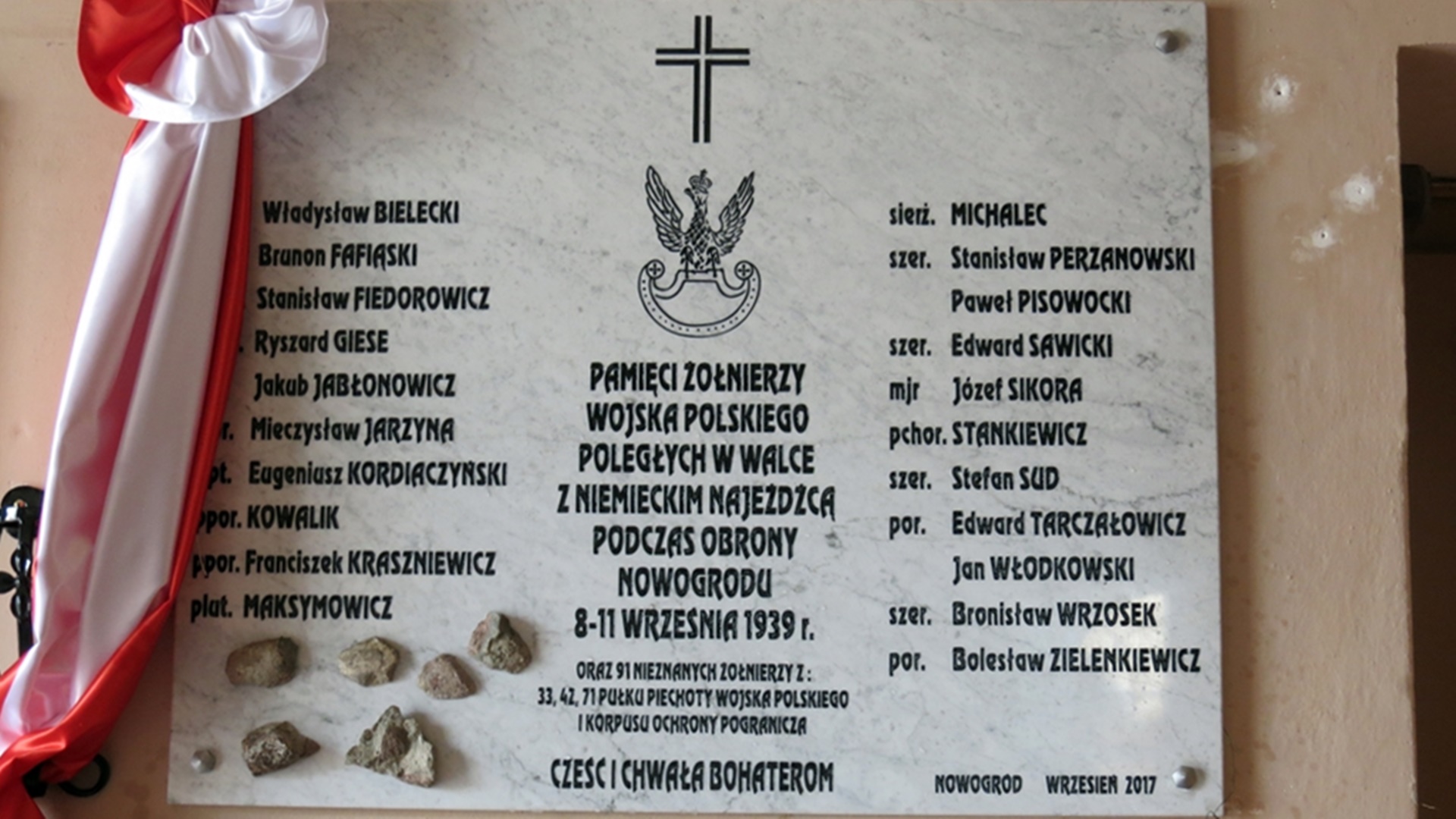 Odsłonięcie tablicy pamiątkowej poświęconej bohaterskim obrońcom Nowogrodu