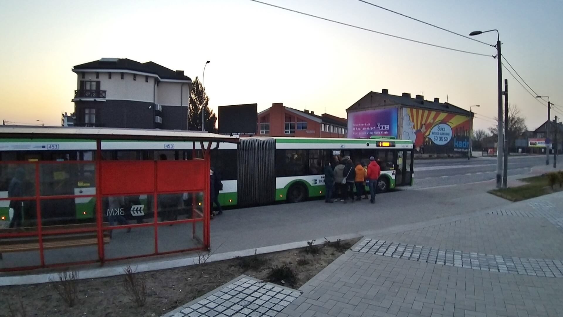 W białostockich autobusach jest łatwiej zachować bezpieczny dystans - mówią pasażerowie