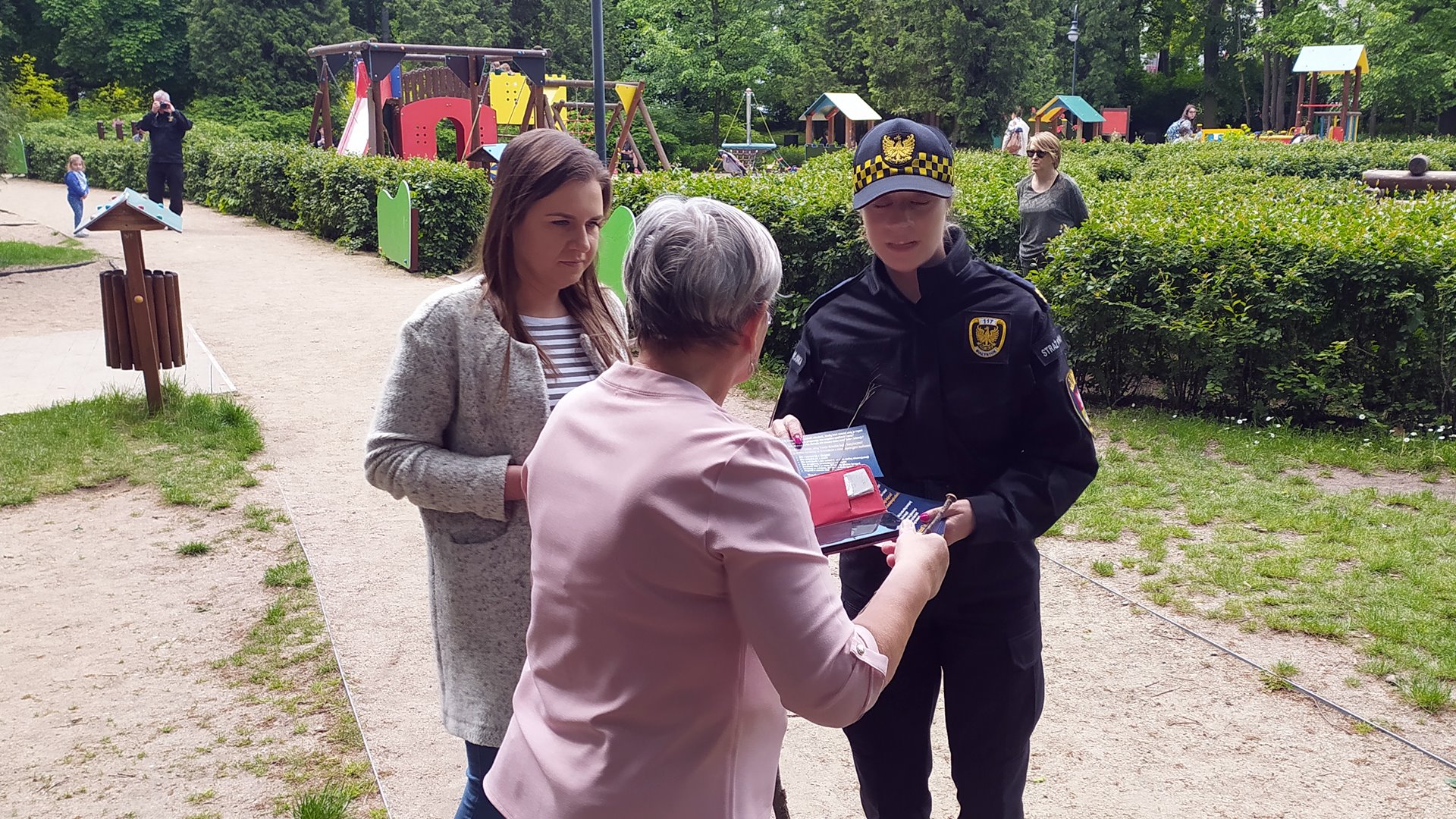 Strażnicy miejscy odwiedzają place zabaw, by edukować rodziców na temat bezpieczeństwa dzieci