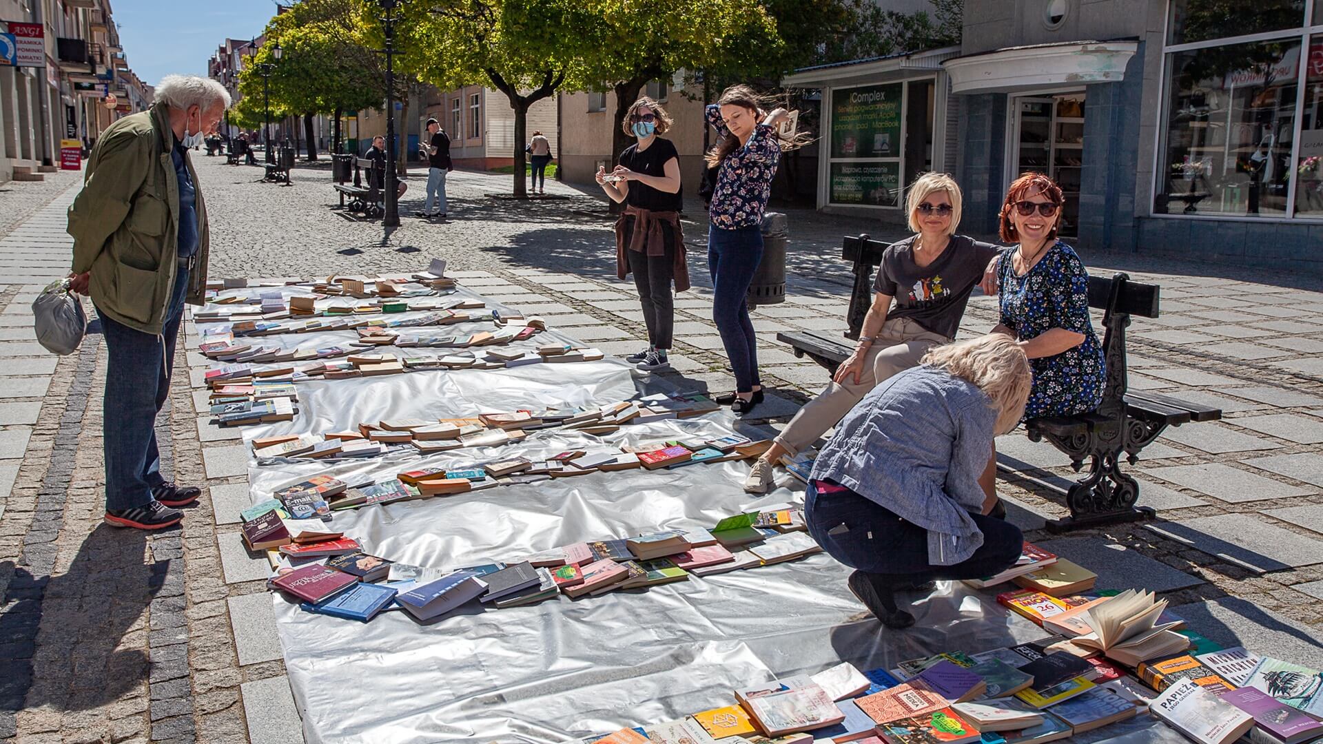 Wycofane ze zbiorów książki trafiły do mieszkańców Łomży