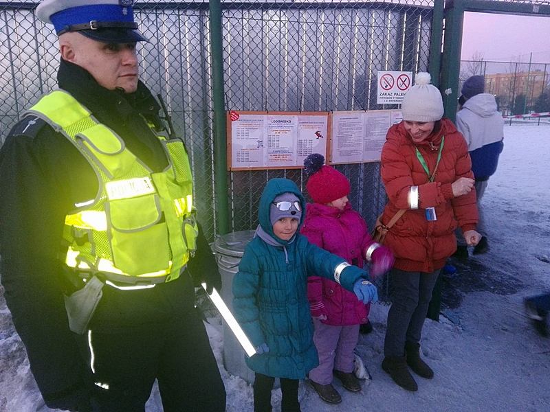 Suwałki:  Policjanci rozdawali odblaski