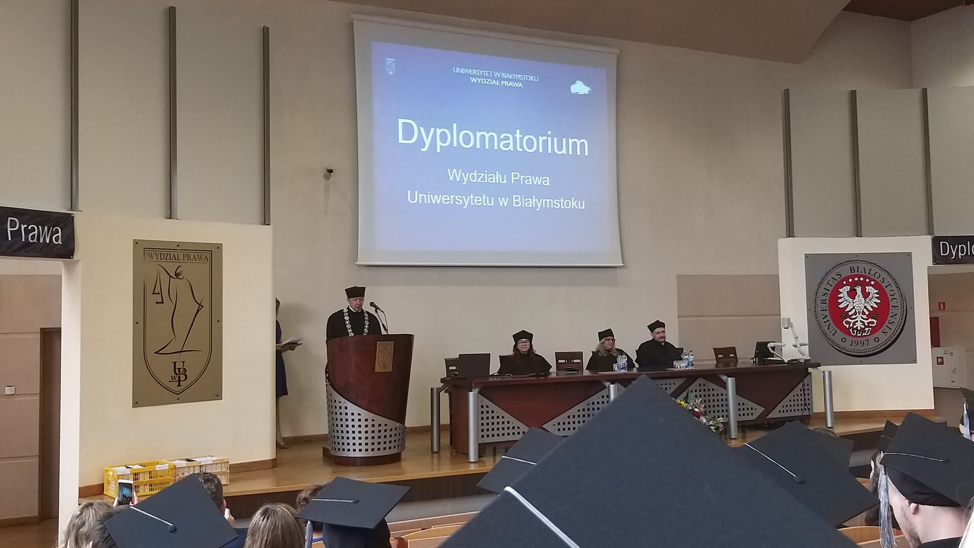 Ok. 100 absolwentów Wydziału Prawa odebrało dyplomy