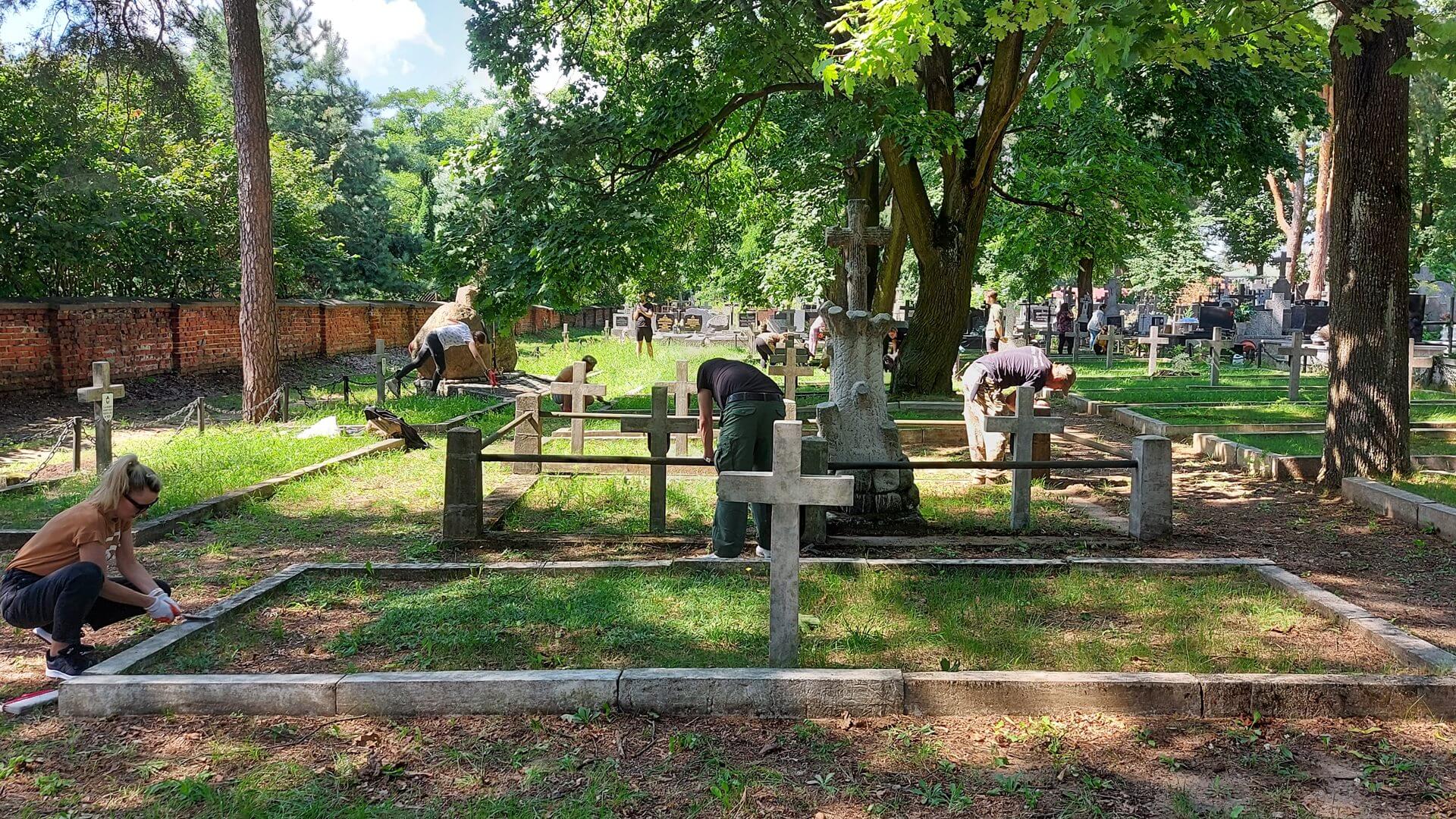 Członkowie Stowarzyszenia Grupa Wschód, harcerze i wolontariusze z OHP czyścili nagrobki na białostockim cmentarzu