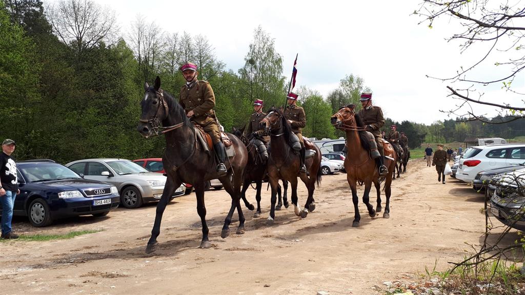 Wojskowa grochówka, apel poległych i defilada – obchody święta 10. Pułku Ułanów Litewskich w Białymstoku