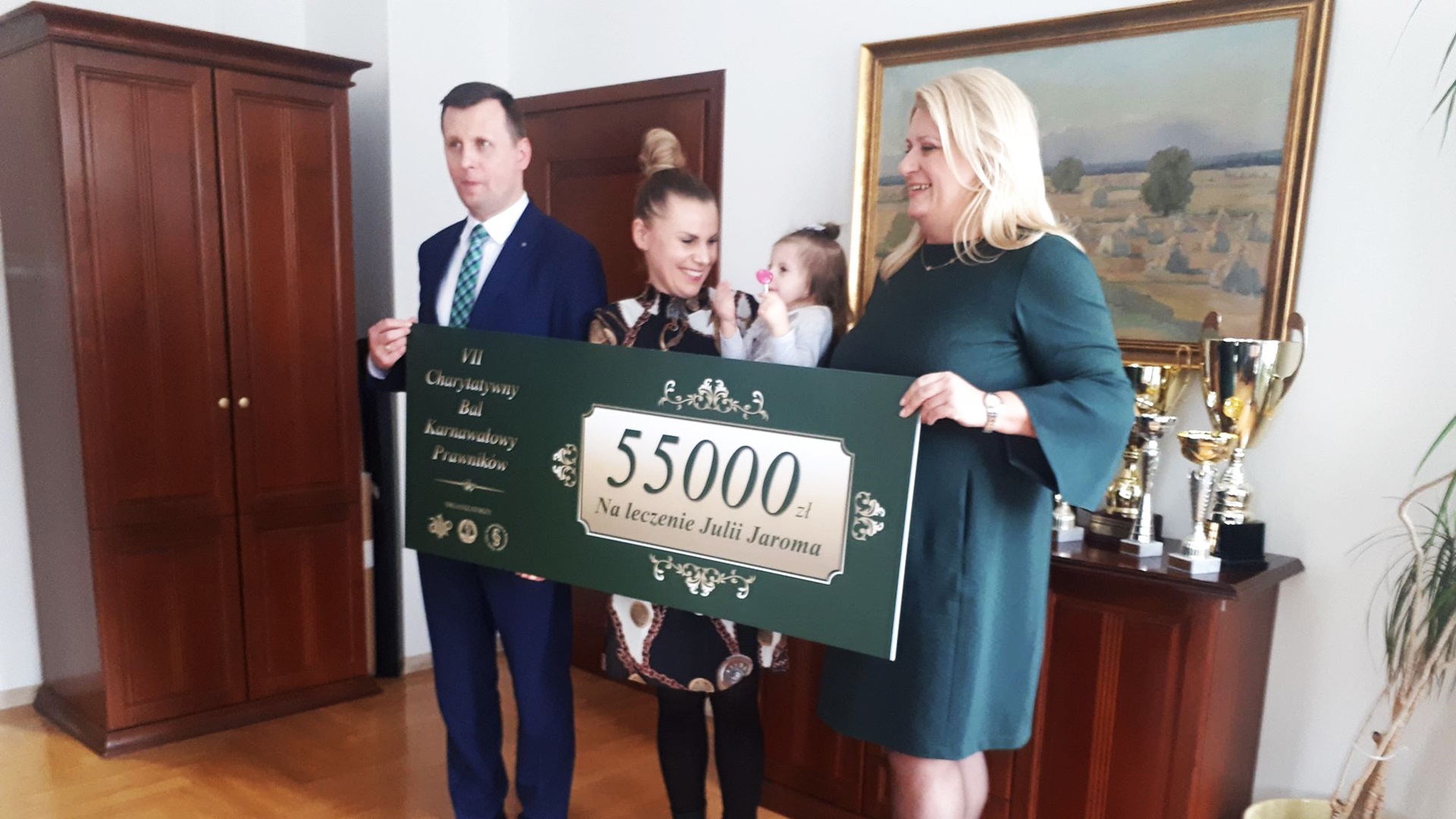 Murem za chorą Julką – prawnicy zebrali 55 tys. zł na leczenie 2-latki