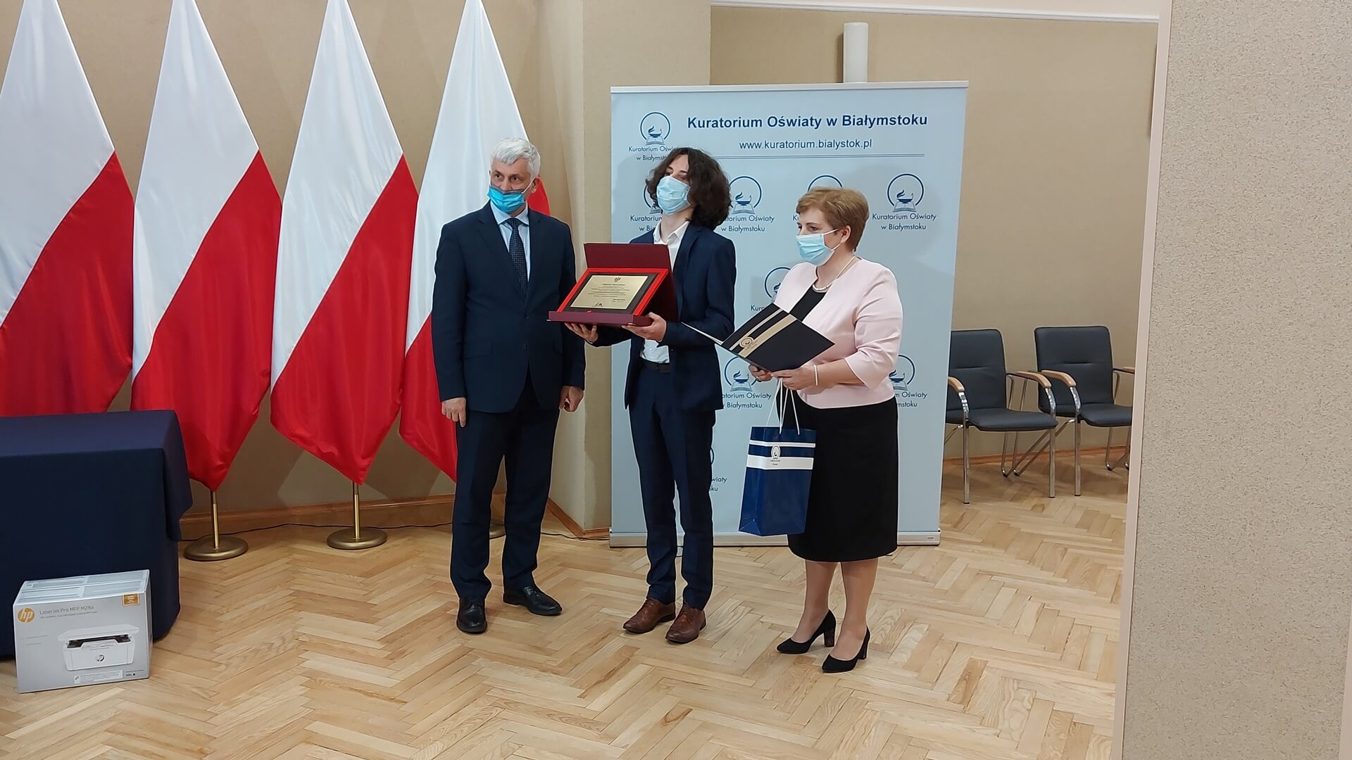 Laureaci konkursów przedmiotowych odebrali nagrody od wojewody podlaskiego i kuratora oświaty