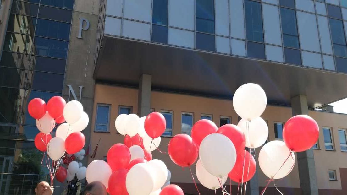 Akcja balonowa - dzieci i pracownicy białostockiego IPN-u zapraszają w ten sposób na Noc Muzeów