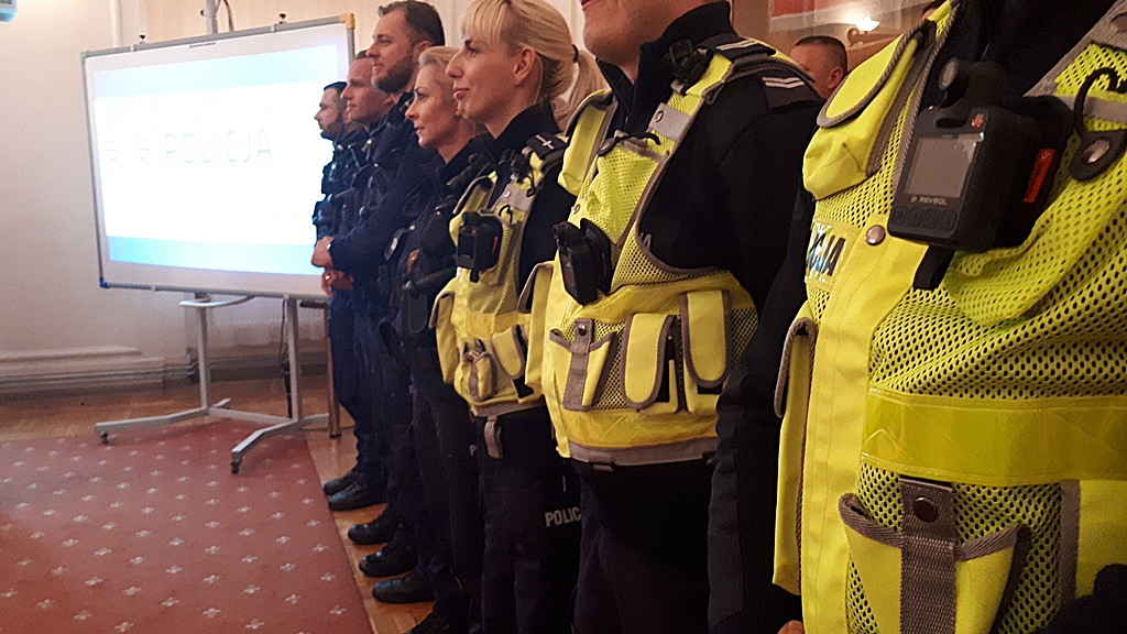 Podlascy policjanci dostali 60 kamer, które będą nosić na mundurach - ma to poprawić bezpieczeństwo