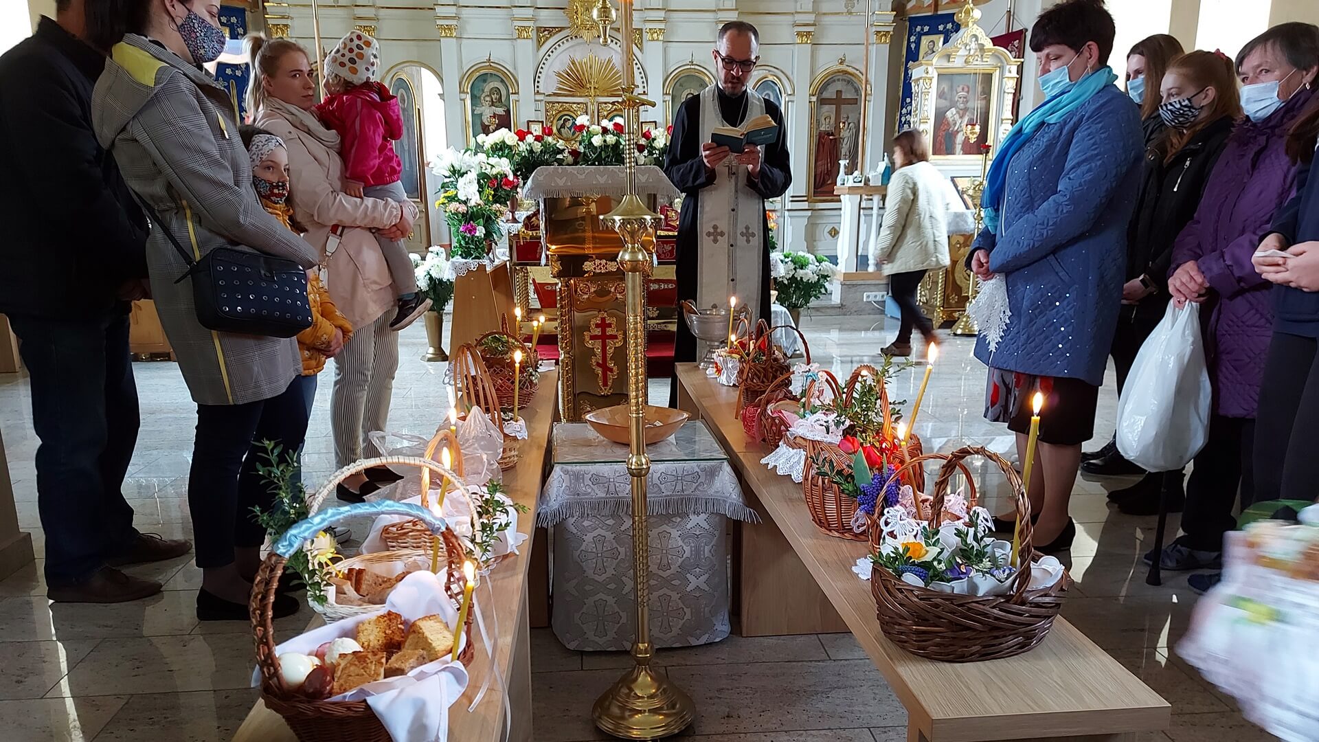 Wielka Sobota w Cerkwi prawosławnej - wierni święcą pokarmy i odwiedzają Grób Pański