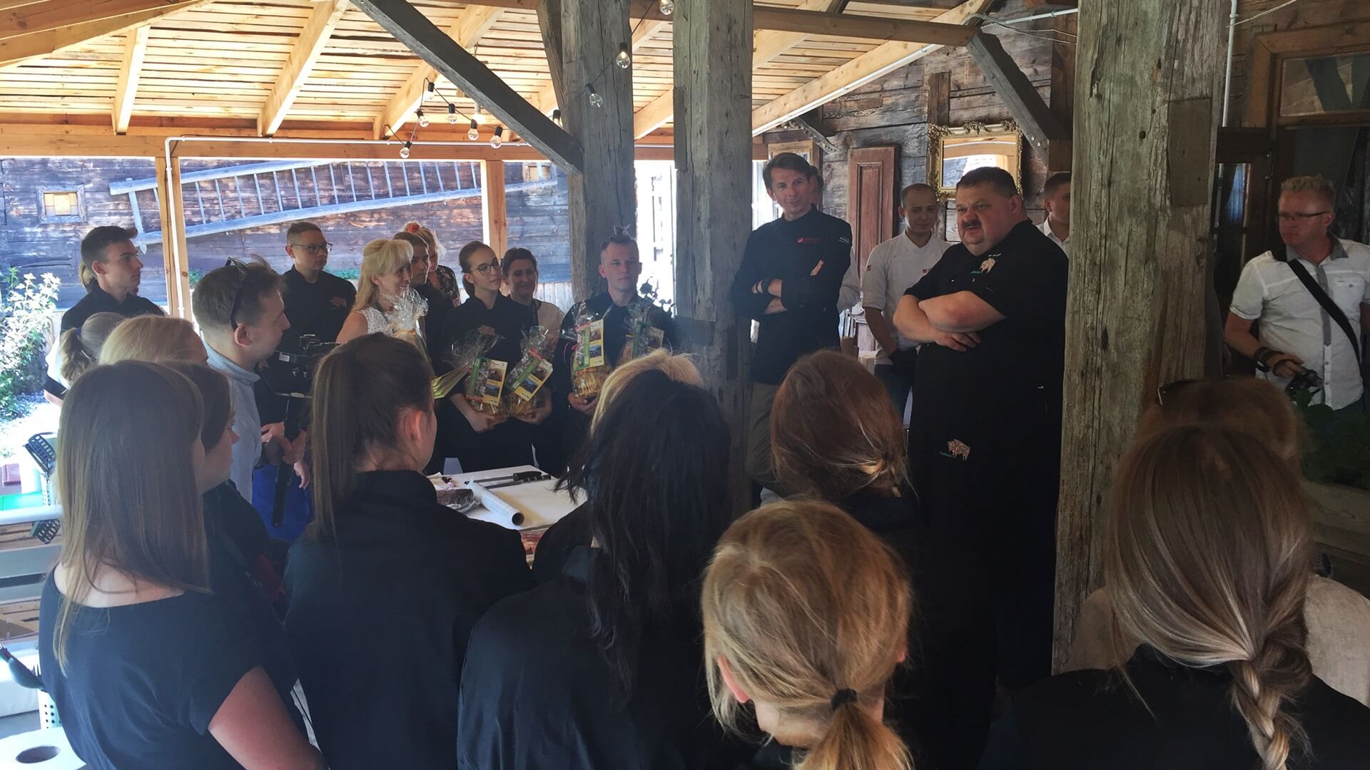 Młodzież z podlaskich szkół poznawała tajniki wędzenia potraw