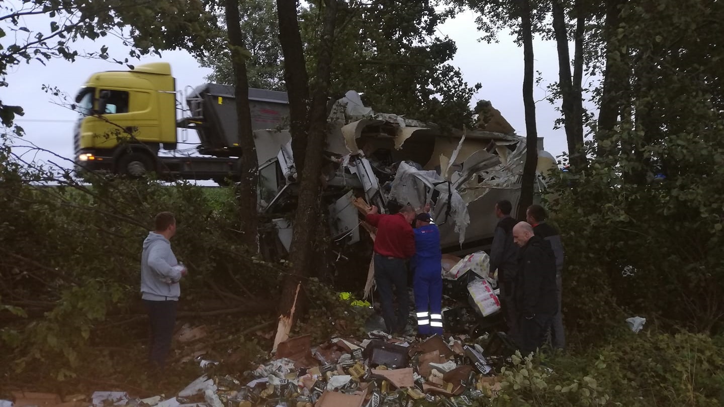 Wypadek na DK64 między Jeżewem a Wizną - ciężarówka uderzyła w drzewo