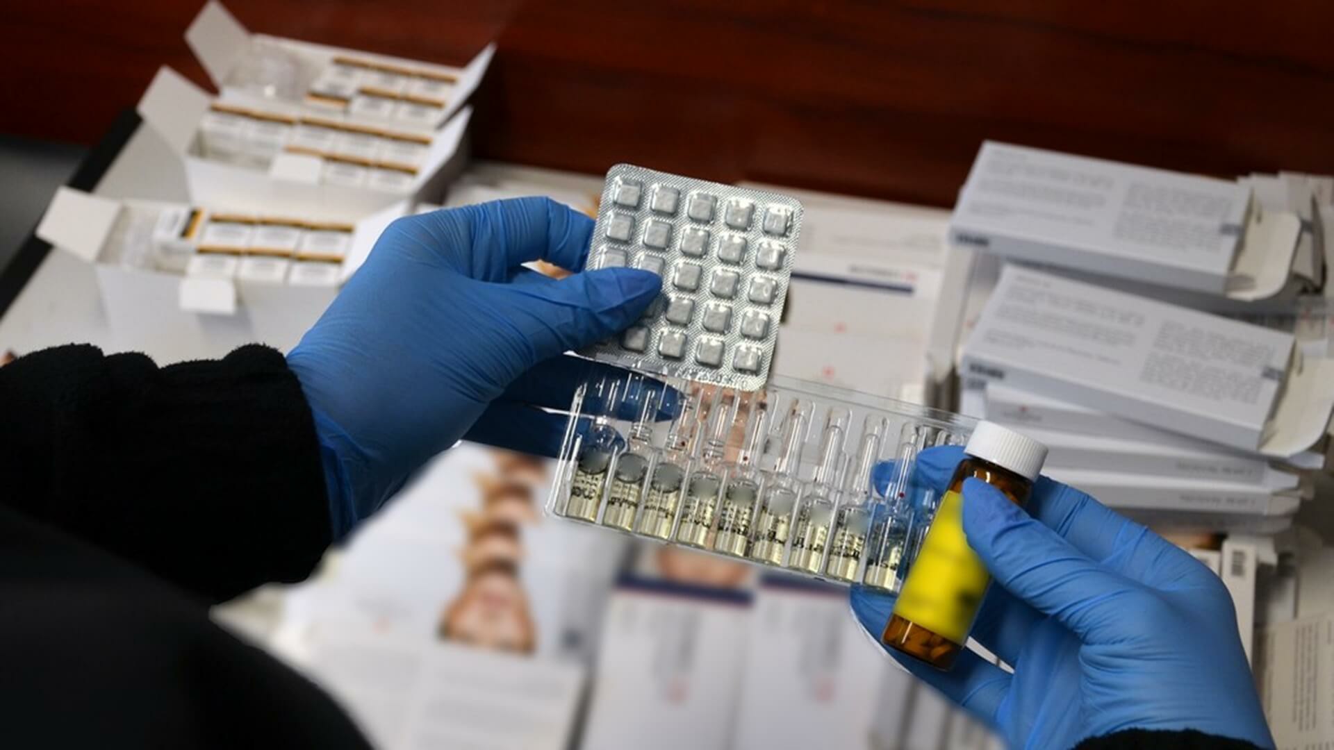 Przesyłki z nielegalnymi farmaceutykami zatrzymane przez KAS