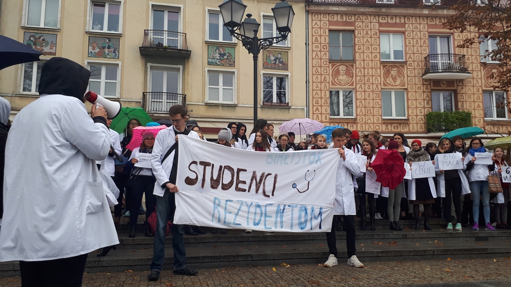 Studenci medycyny wspierają protestujących rezydentów - pikietowali w Białymstoku