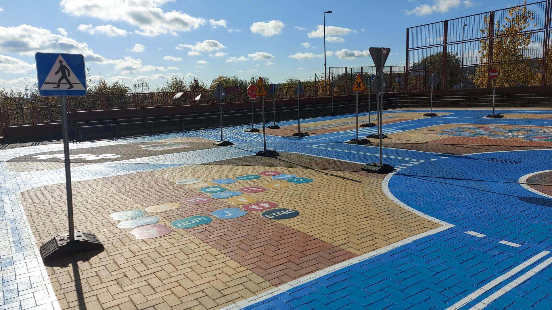 Przy szkole podstawowej nr 12 w Białymstoku otwarto miasteczko ruchu drogowego