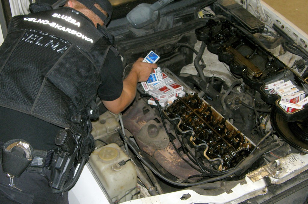 Próba przemytu w Połowcach - w silniku mercedesa ukryte były papierosy