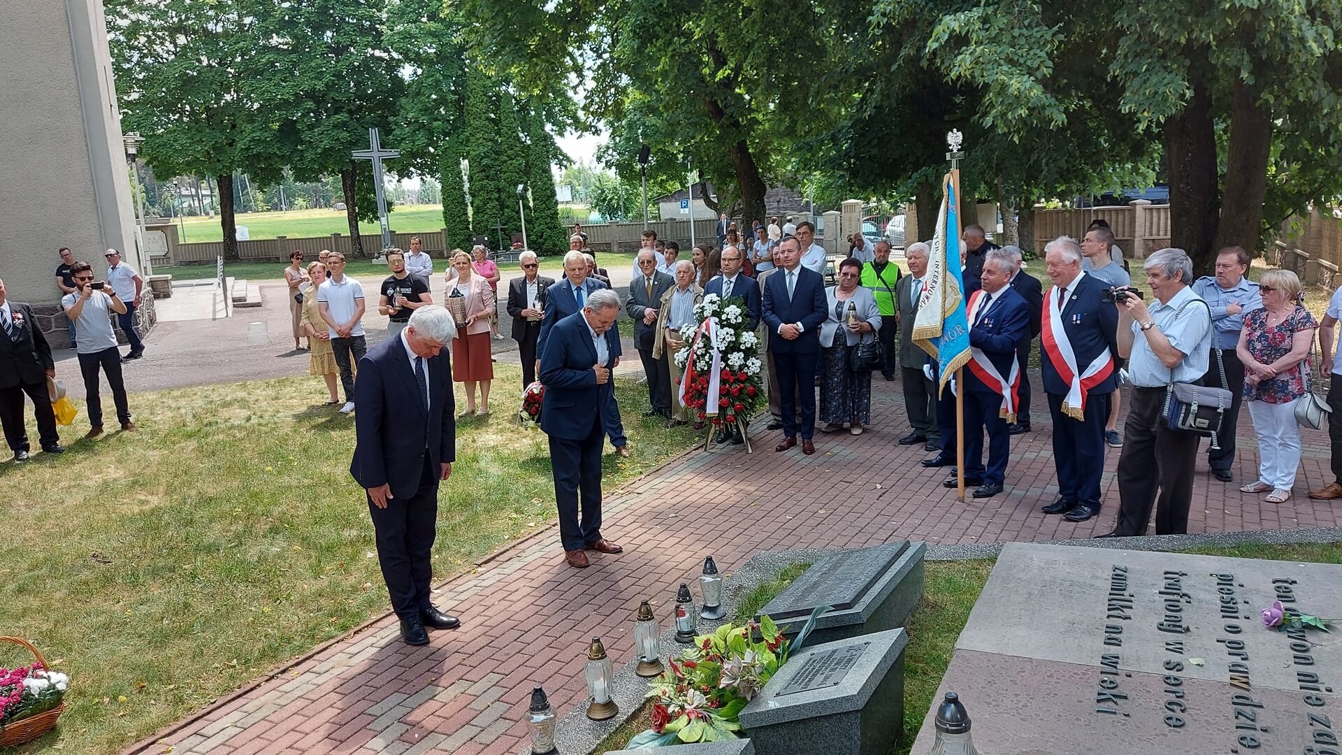 Msza św., kwiaty i marsz - uroczystości ku czci ks. Stanisława Suchowolca w Białymstoku