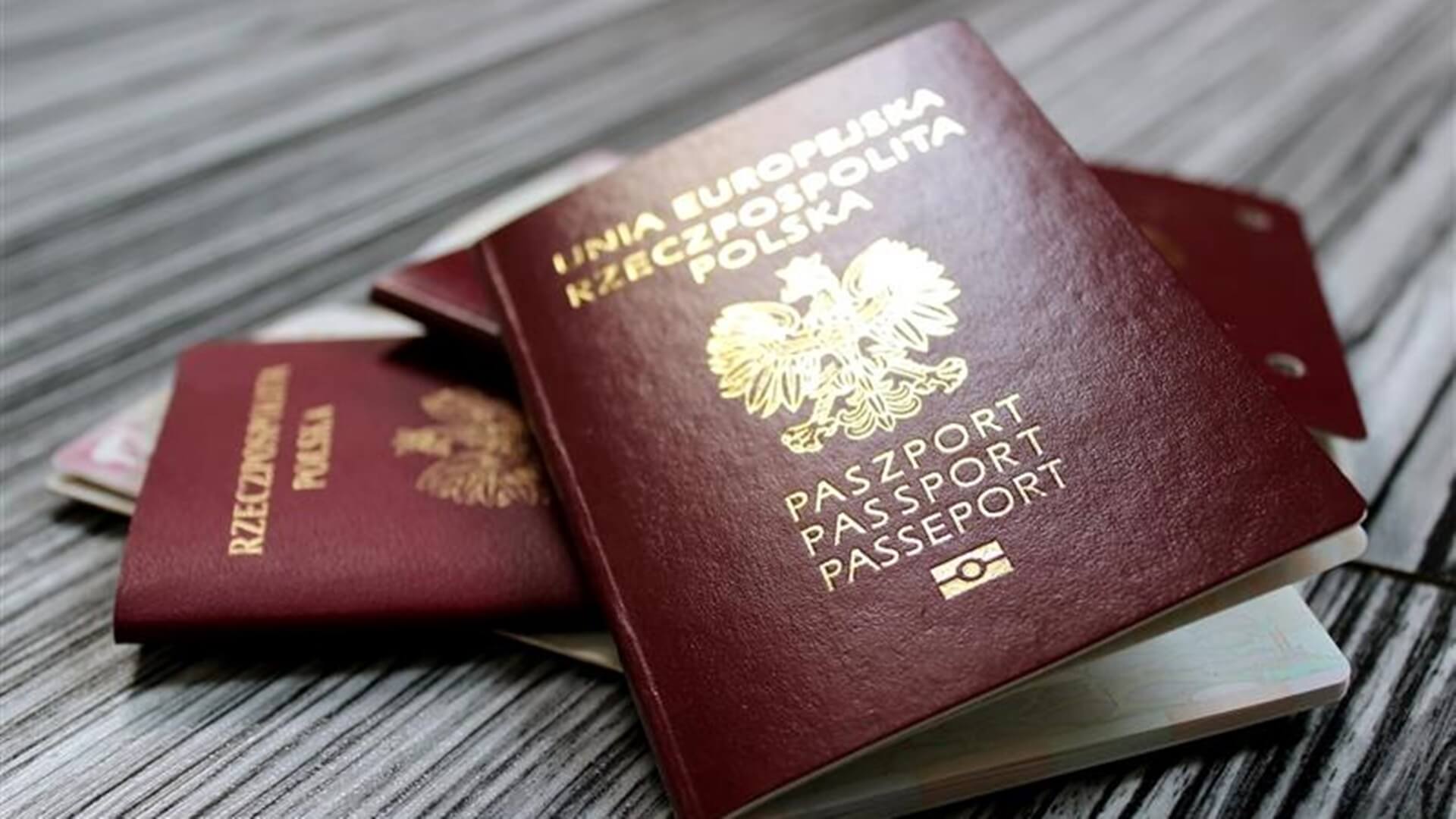 Duże kolejki w białostockim biurze paszportowym przed świętami Wielkanocnymi