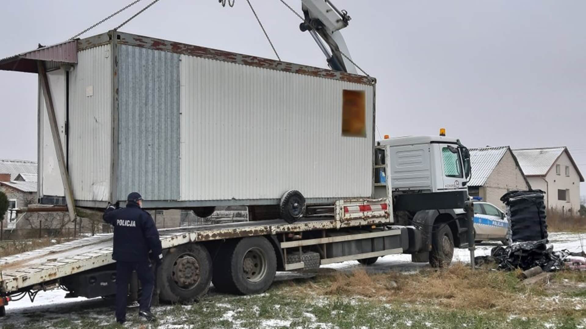 Dzielnicowy z Łap zorganizował kontener mieszkalny dla bezdomnego mężczyzny