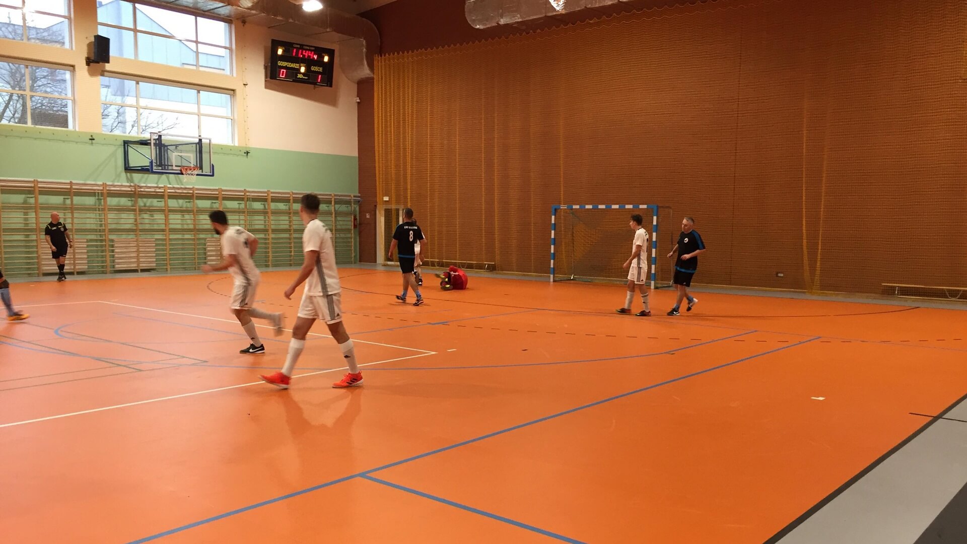 Sędziowie, adwokaci i policjanci rozegrali w Białymstoku charytatywny turniej piłki nożnej