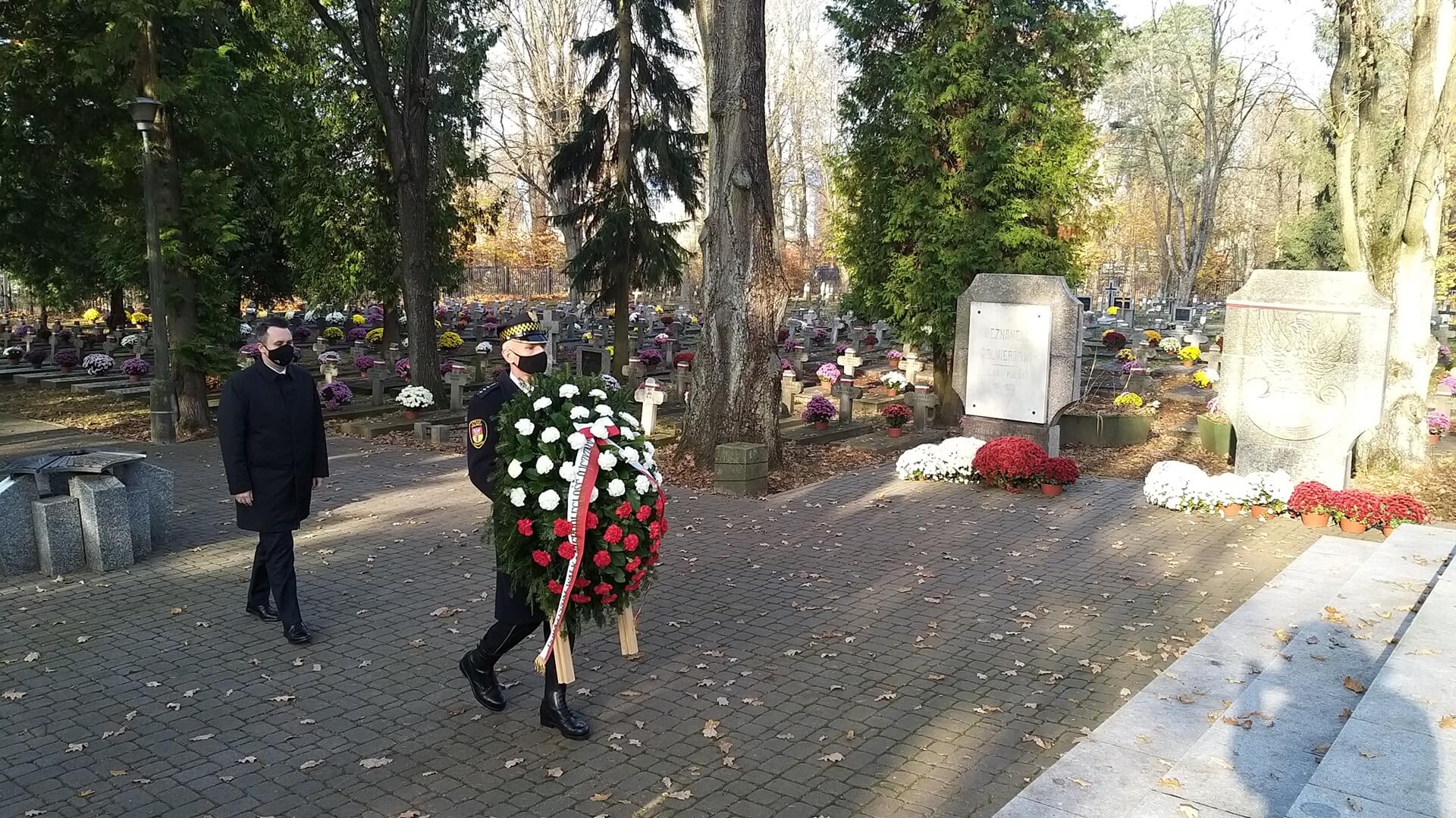 Zastępca prezydenta Białegostoku złożył wieniec na cmentarzu wojskowym
