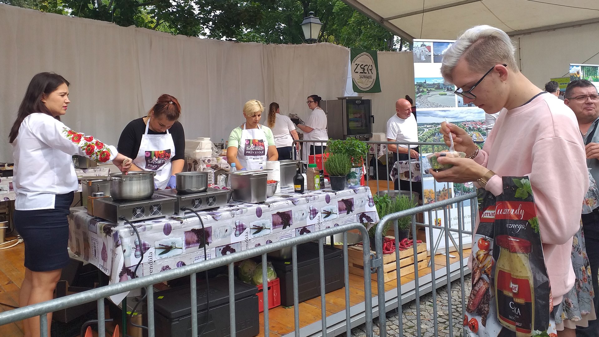 Dania kuchni niemieckiej na konkursie "Sąsiedzi przy stole" w Suwałkach