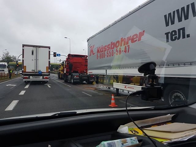 Wypadek na trasie Białystok - Warszawa - zderzyły się 3 tiry