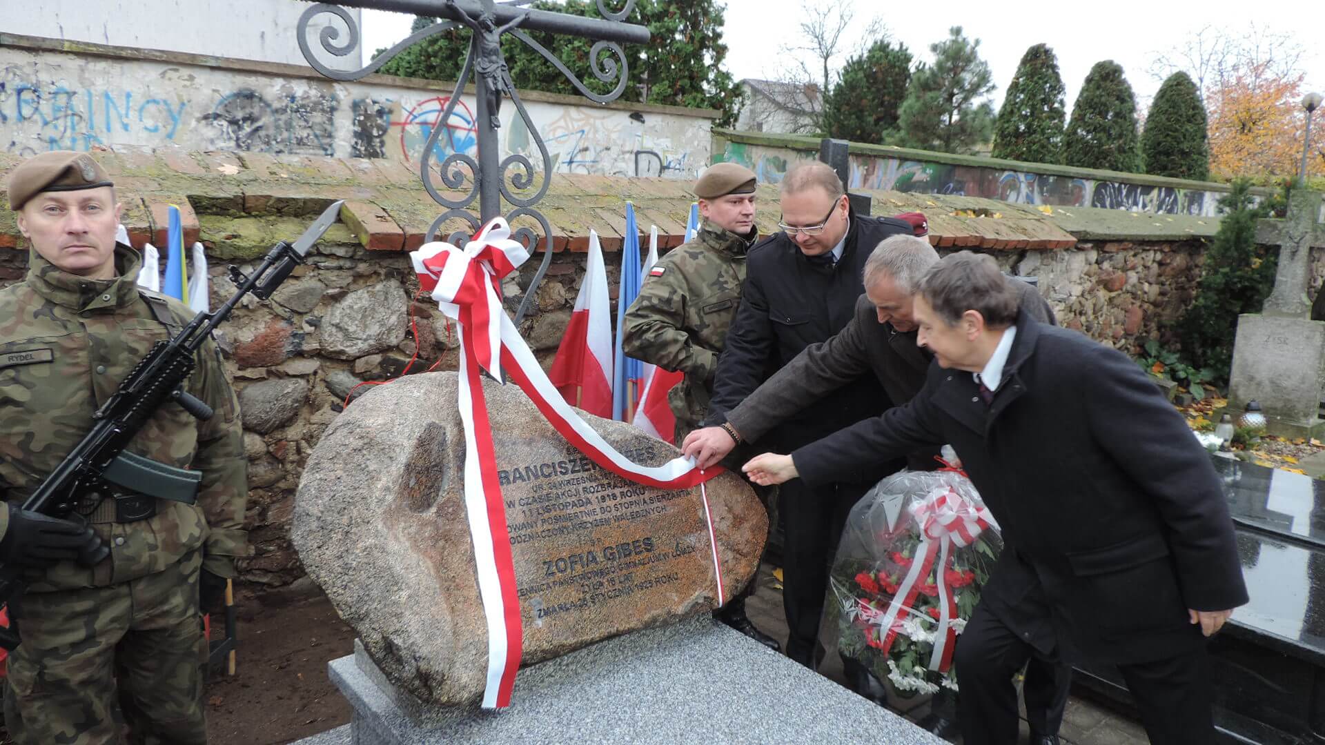 W Łomży z okazji 11 Listopada odsłonięto odbudowany pomnik Franciszka Gibesa - bojownika POW