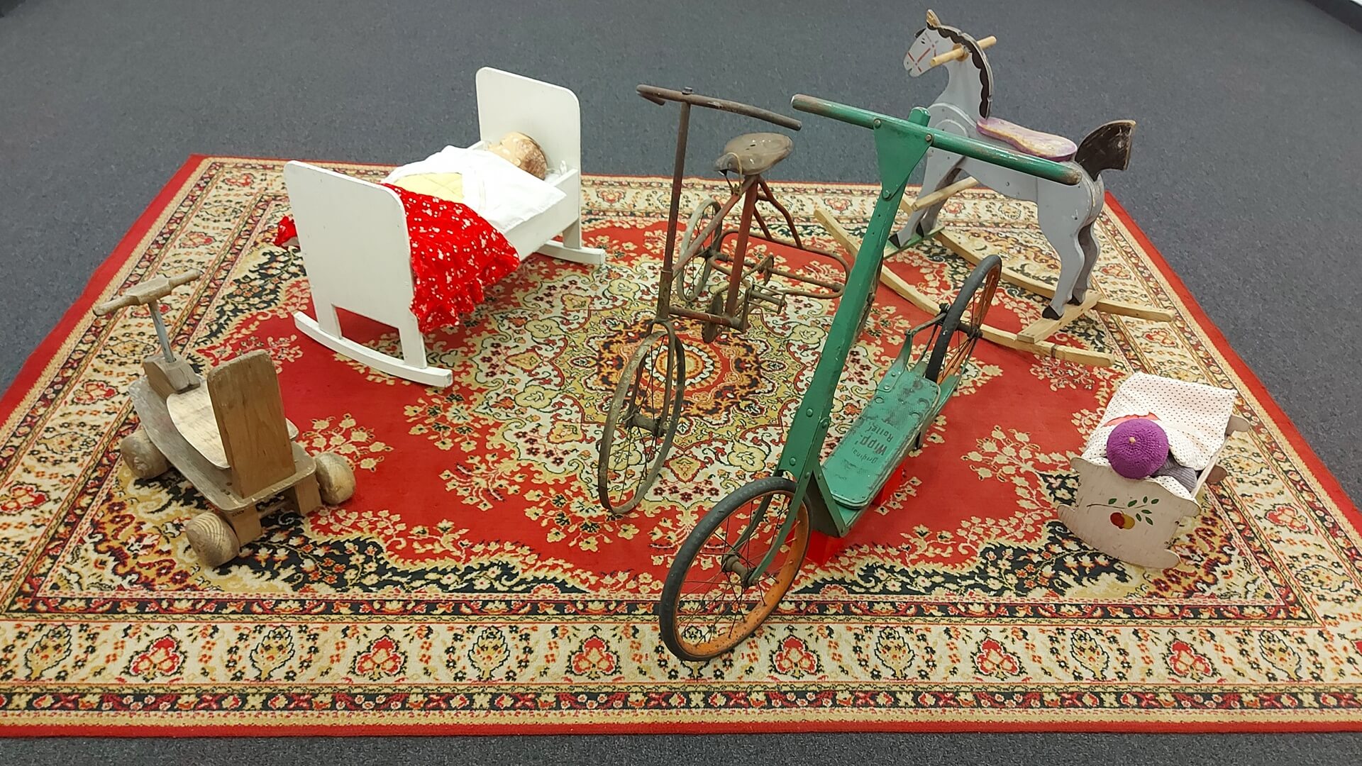 Wystawa, która pokazuje dawne gry, zabawy i zabawki w Centrum im. Zamenhofa w Białymstoku