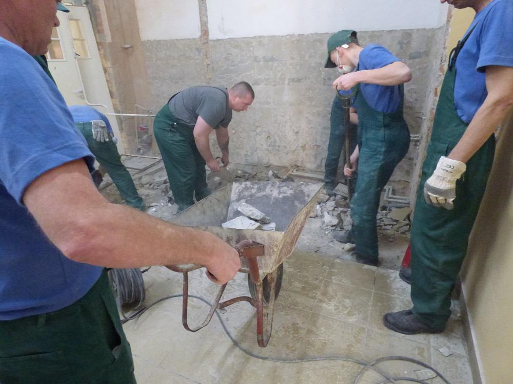 Rośnie liczba więźniów podejmujących pracę