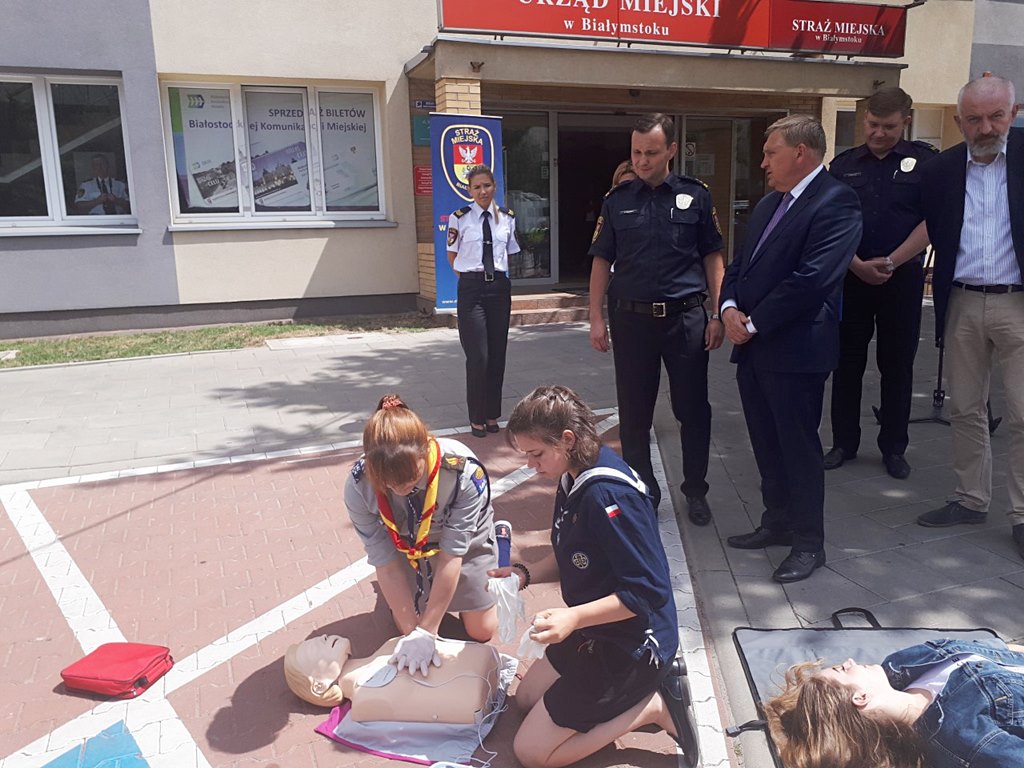 Straż Miejska w Białymstoku otrzymała przenośne defibrylatory