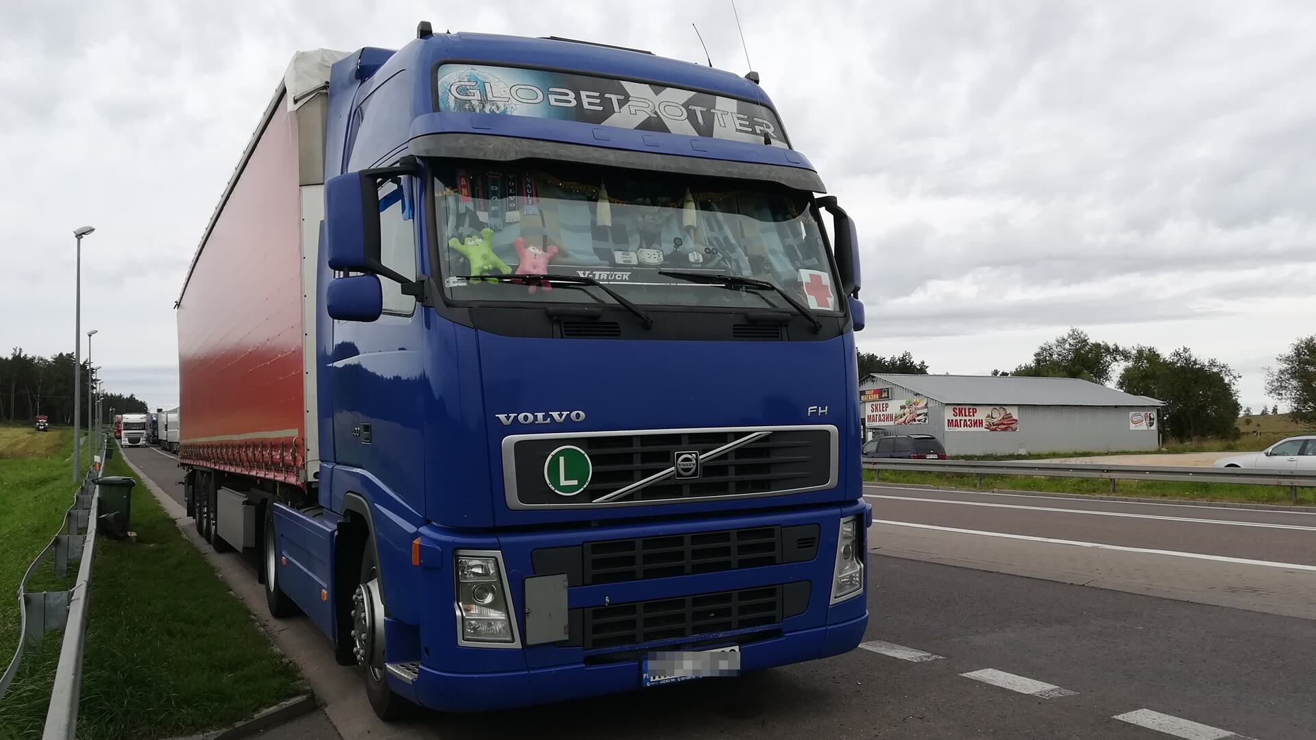 Transport z pomocą humanitarną dla imigrantów na Białorusi czeka na granicy przed przejściem w Bobrownikach