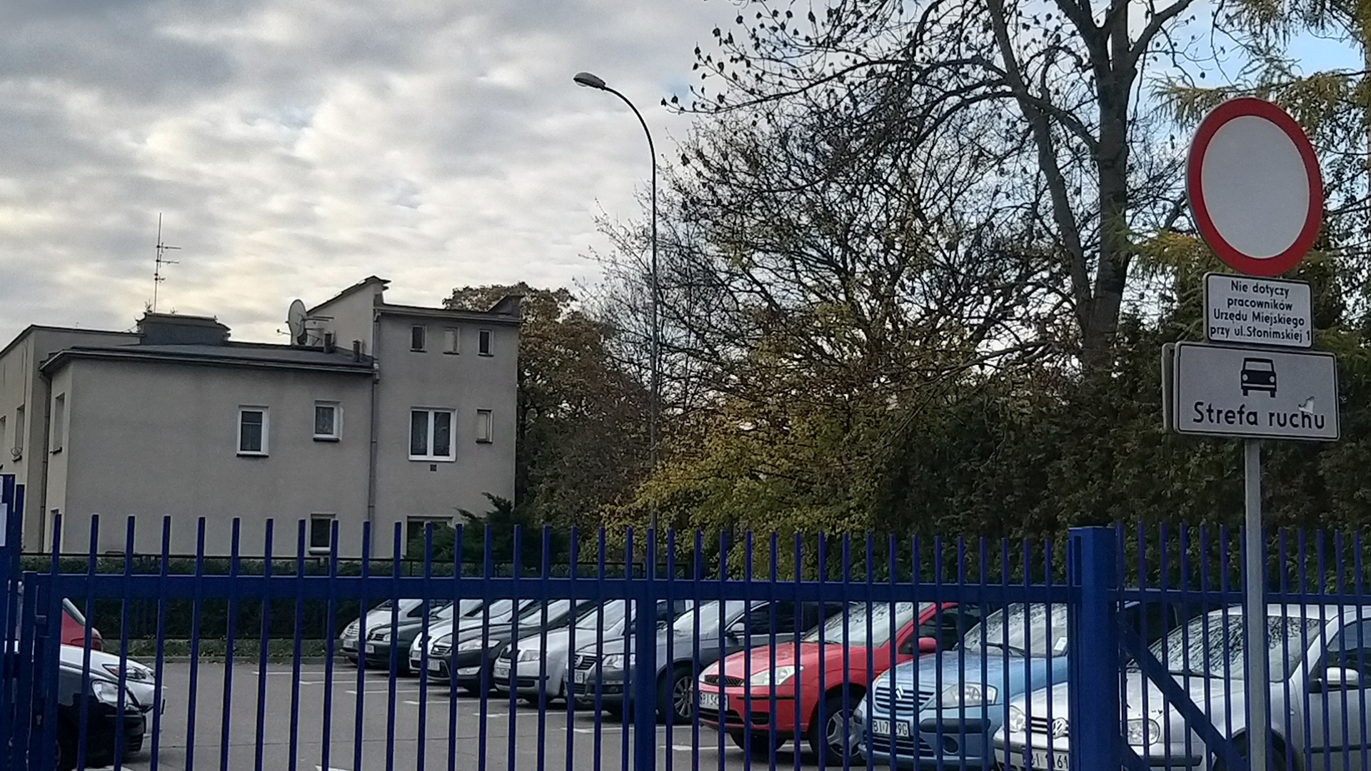 Zmiany przy Urzędzie Miejskim w Białymstoku - mniejszy parking dla petentów