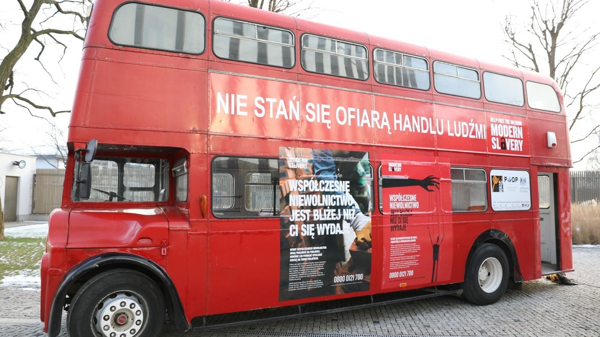 Londyński autobus w Białymstoku – ma przestrzegać, jak nie stać się ofiarą handlu ludźmi