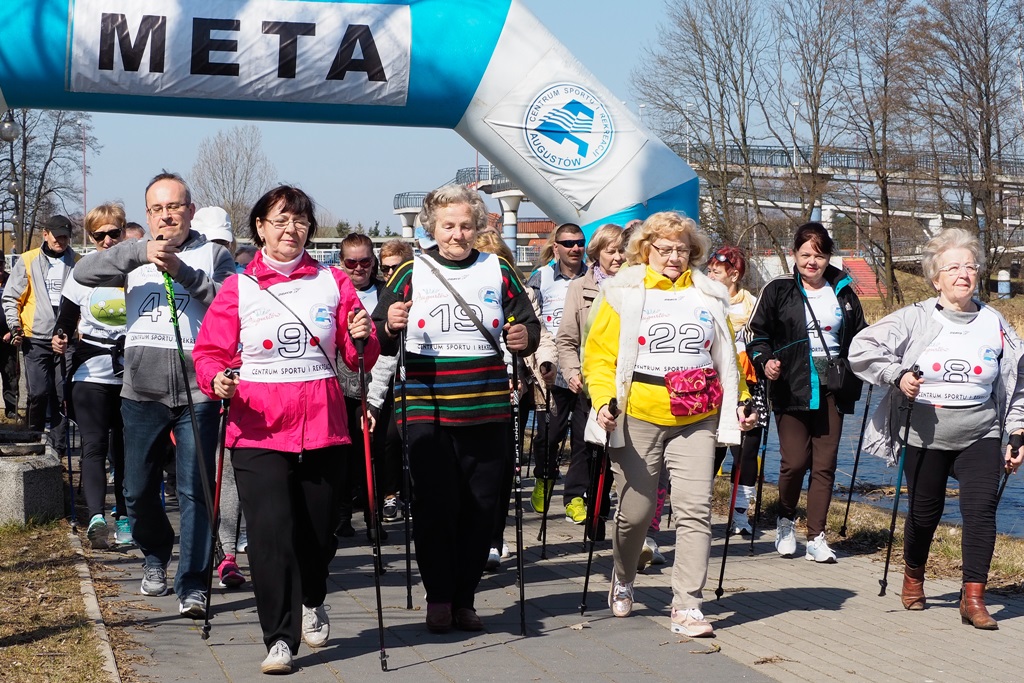 Spacerowali dla zdrowia - emeryci wzięli udział w I Augustowskim Marszu Seniora
