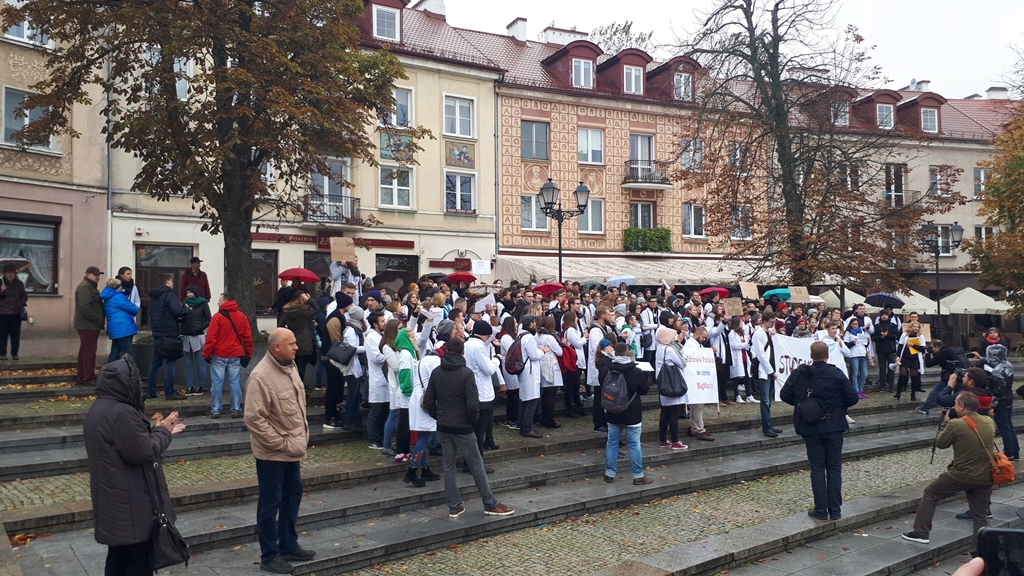 Ponad 200 osób w centrum Białegostoku wyraziło wsparcie dla lekarzy rezydentów