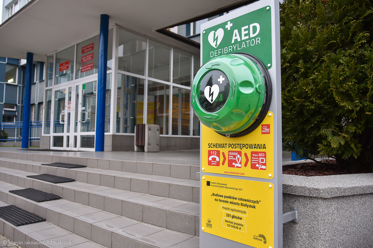 Czy białostoczanie zwracają uwagę na zamontowane w mieście defibrylatory?