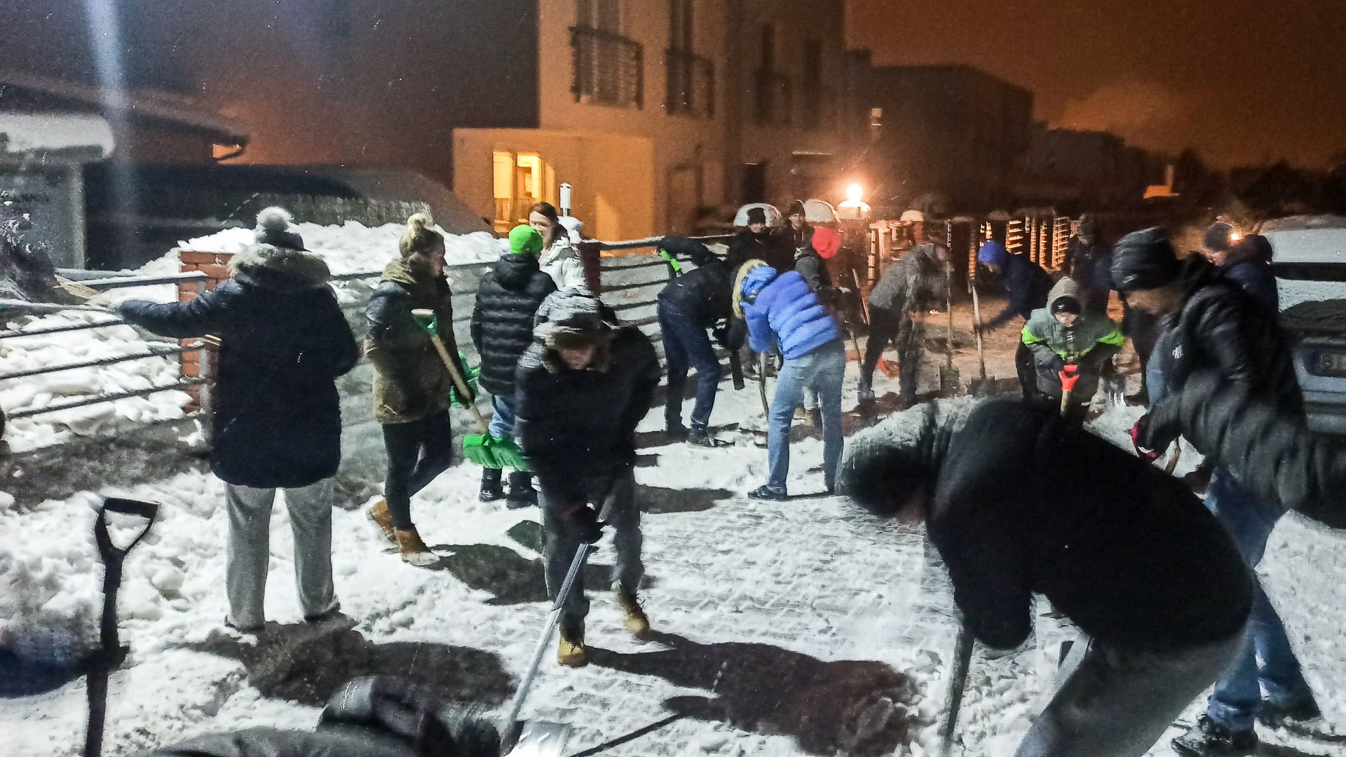 Mieszkańcy Bagnówki zorganizowali wspólną akcję odśnieżania ulicy [zdjęcia, wideo]