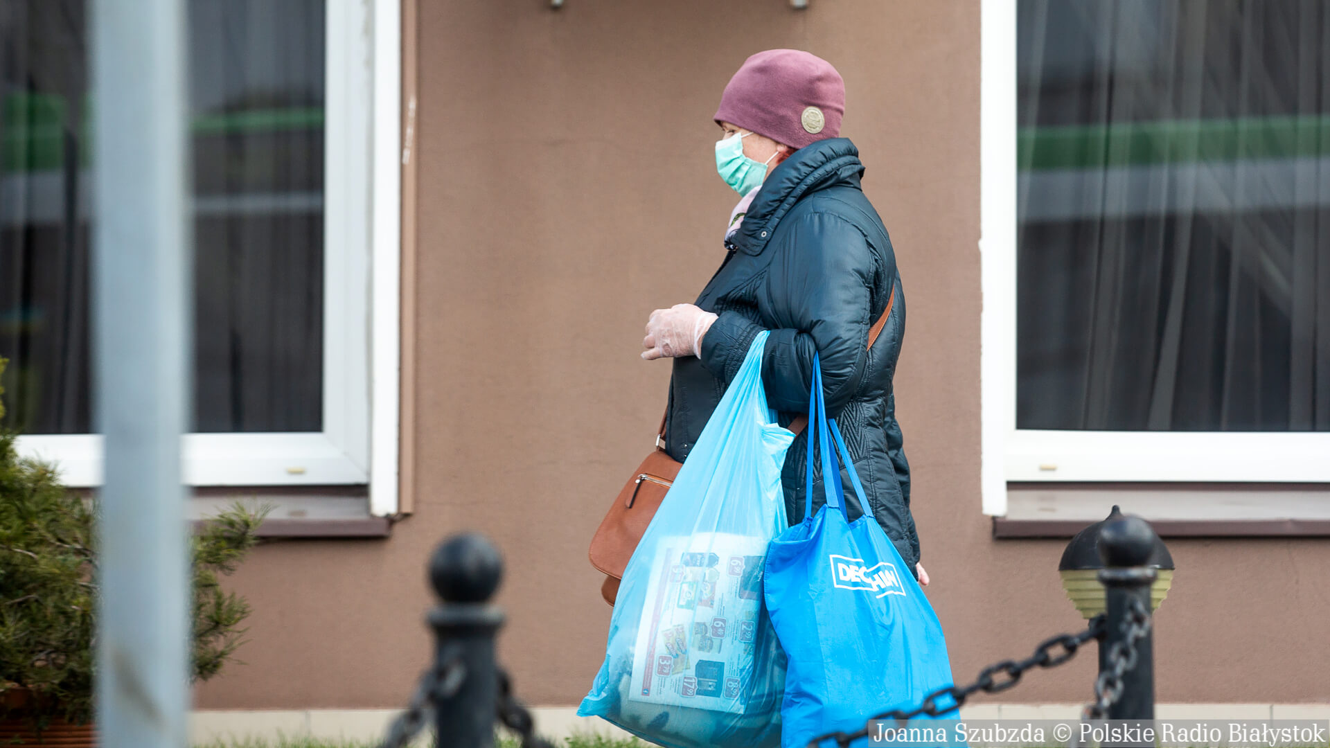 Rzecznik MZ: apeluję do właścicieli sklepów, by nie wpuszczać ludzi bez maseczek