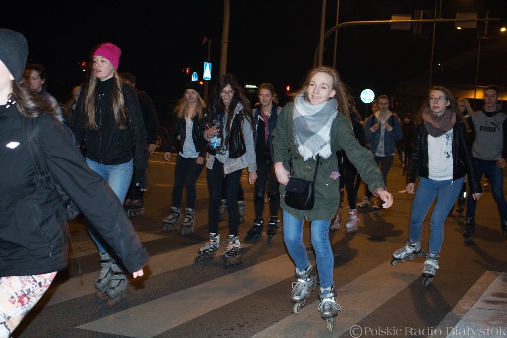 Nocny przejazd rolkarzy ulicami Białegostoku - kierowcy muszą liczyć się z utrudnieniami