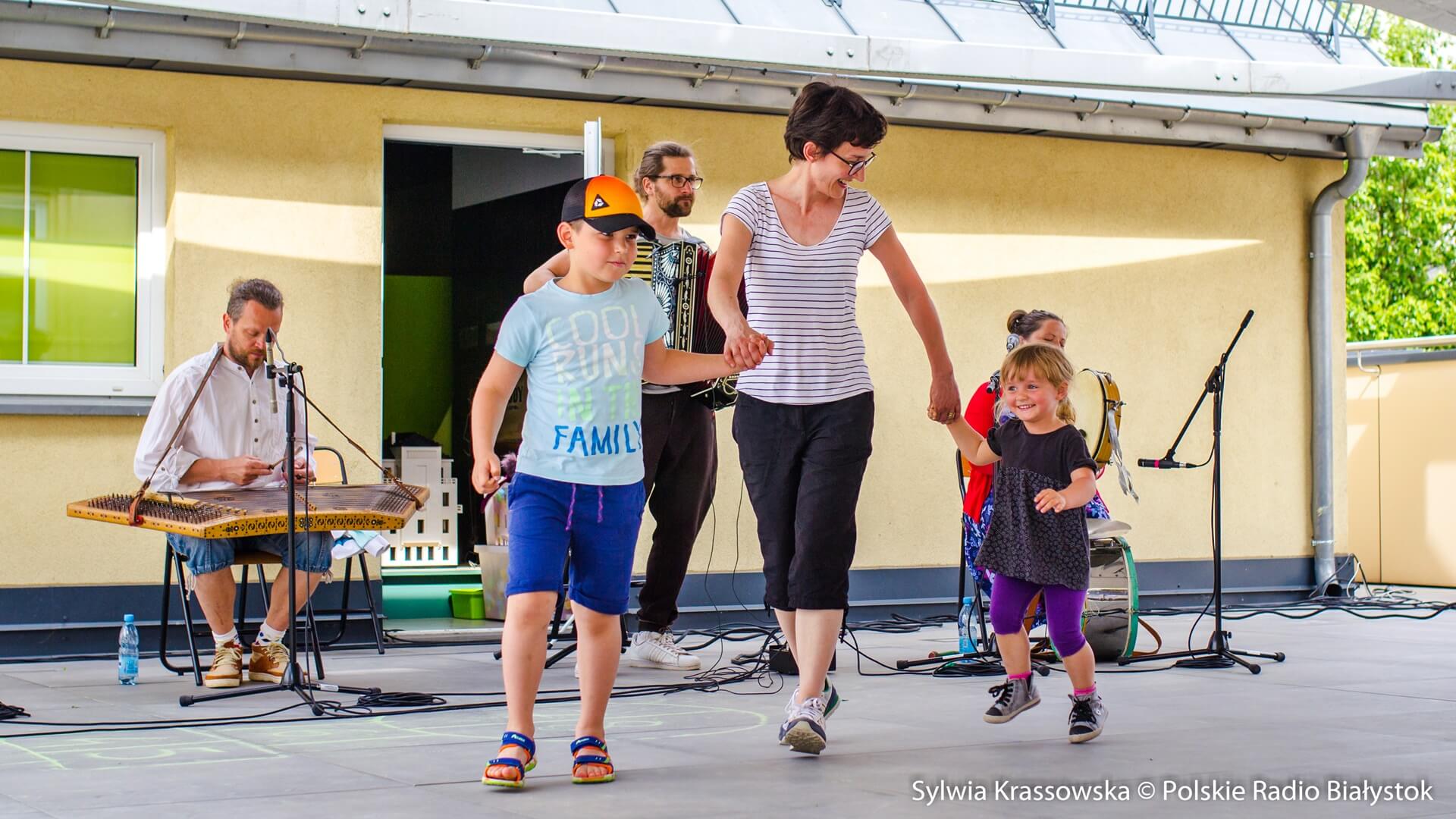 Tańce-hulańce z Kapelą Batareja w Centrum im. Ludwika Zamenhofa [zdjęcia, wideo]