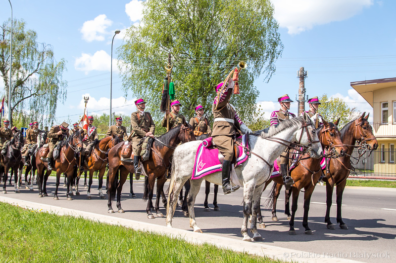 Białystok:  Święto 10. Pułku Ułanów Litewskich - defilada, odznaczenia i grochówka [zdjęcia]