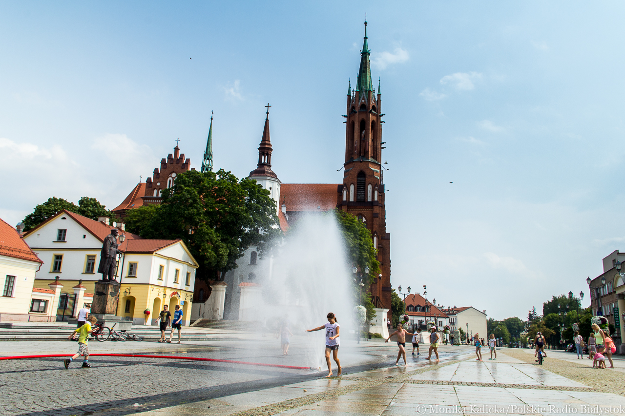 Chłodzą w upalne dni - w Białymstoku, Łomży i Choroszczy stoją kurtyny wodne