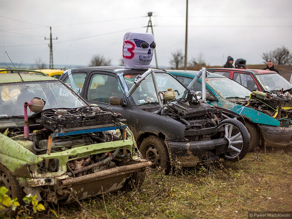 Dachowanie, demolka i zastrzyk adrenaliny – finał Polskiej Ligi Wraków w Piątnicy
