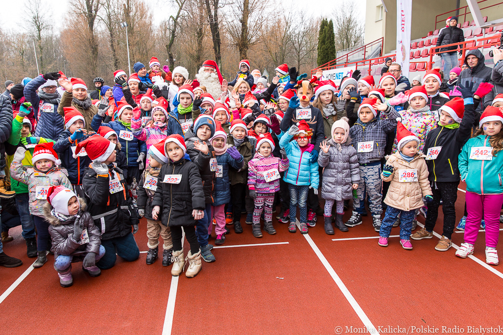 Bieg Mikołajkowy w Białymstoku – najmłodszym uczestnikom medale wręczył Mikołaj z Rovaniemi