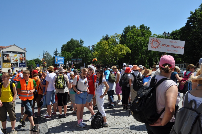 To podziękowanie za zakończony rok szkolny i akademicki - piesza pielgrzymka do Różanegostoku