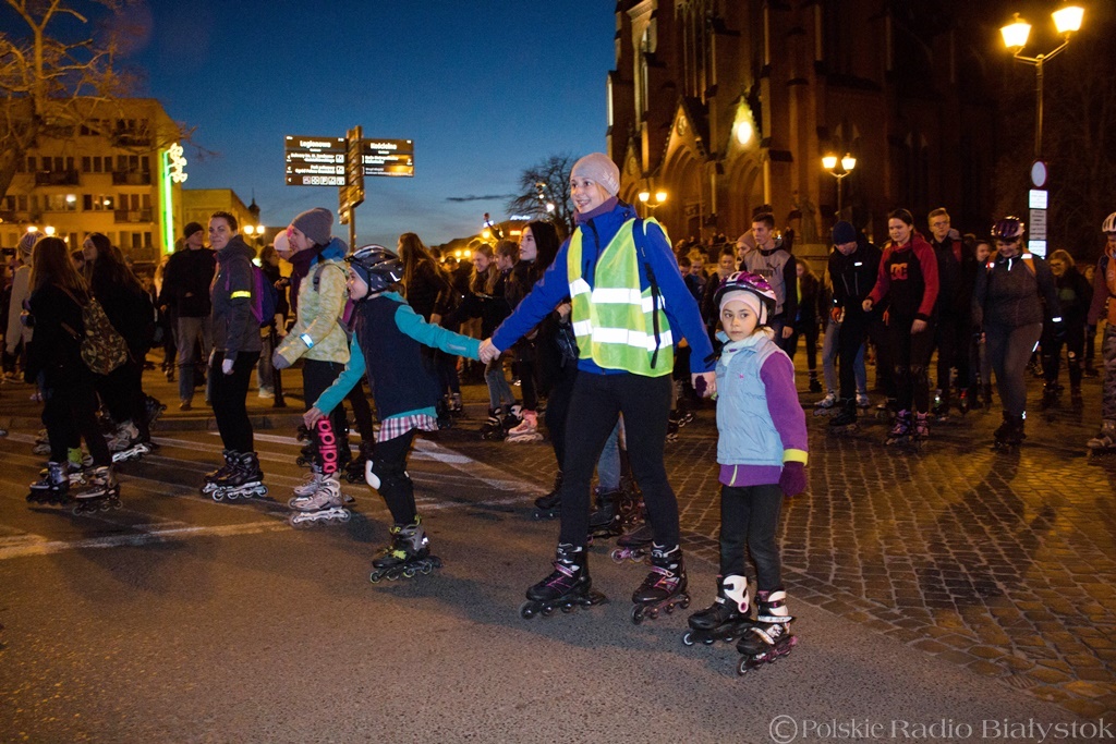 Nightskating Białystok - wieczorny przejazd rolkarzy ulicami miasta