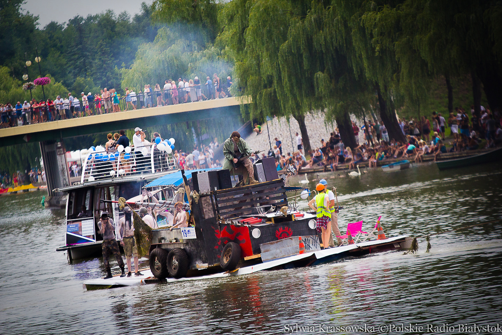 Ponad 20 konstrukcji popłynęło w Augustowie podczas Mistrzostw Polski w Pływaniu na Byle Czym [zdjęcia, filmy]