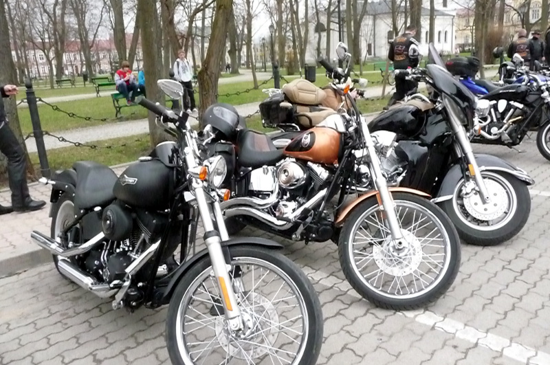 Suwałki:  Pogoda nie sprzyja, ale nie przeszkadza to w oficjalnym rozpoczęciu sezonu motocyklowego