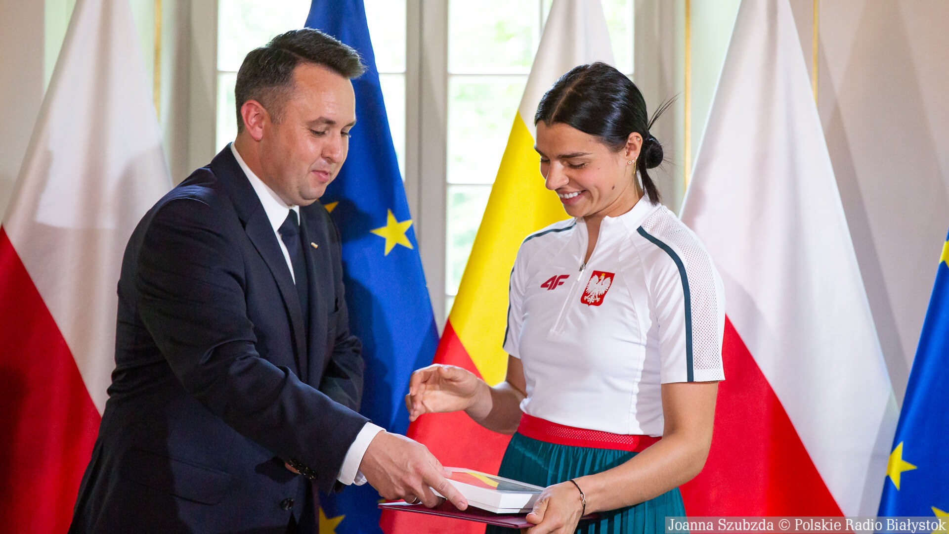 Marlena Gola i Damian Czykier dostali pamiątkowe flagi przed wylotem na igrzyska olimpijskie